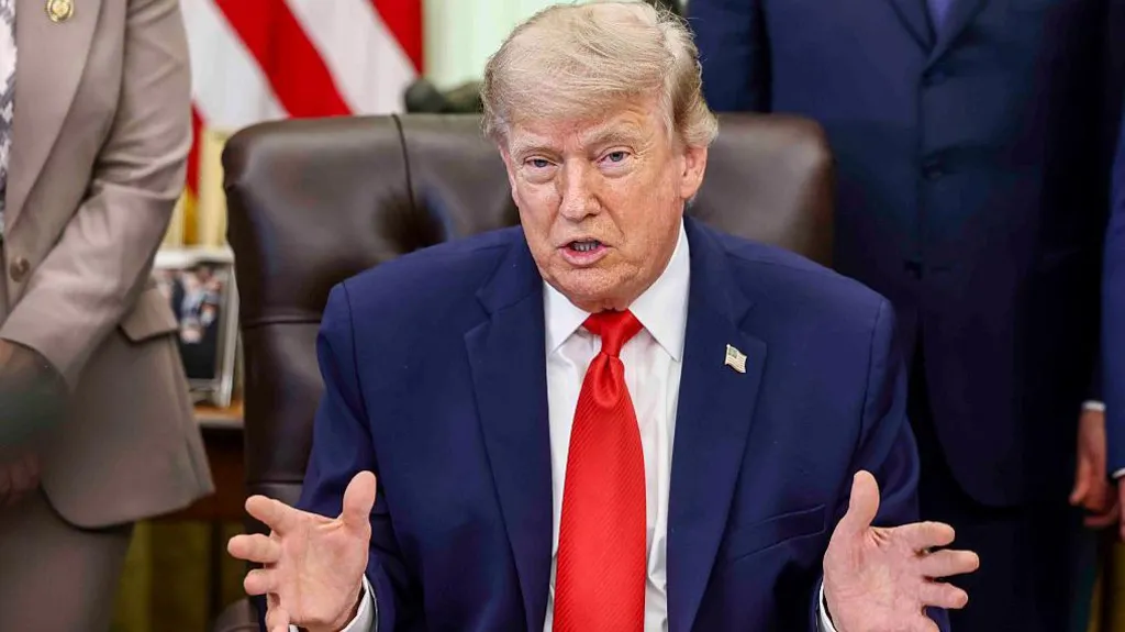 ASV prezidents sacīja, ka svētdien ir runājis ar Krievijas diktatoru Vladimiru Putinu, un uzsvēra, ka "Krievijai vajadzētu noslēgt vienošanos".