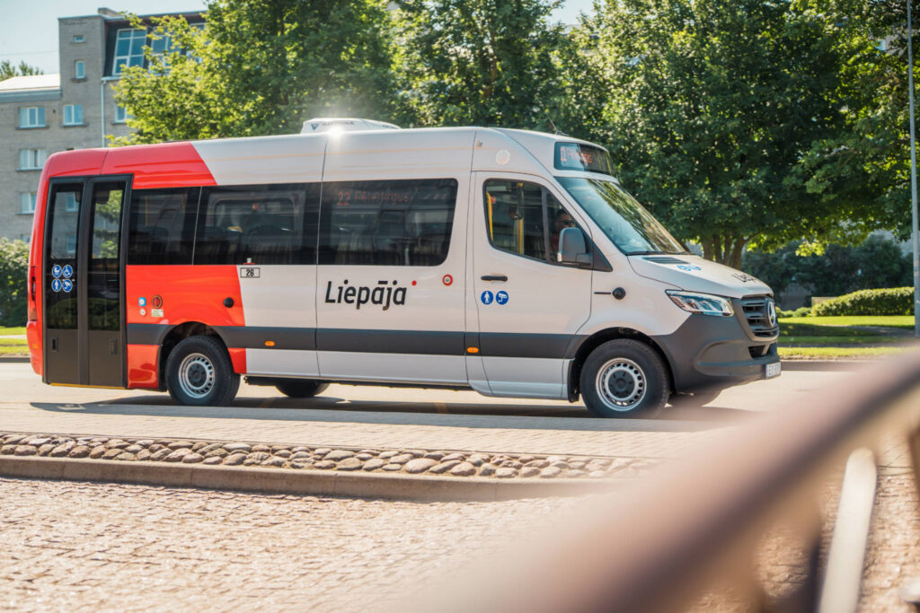Jauns Liepājas sabiedriskā transporta elektroautobuss pilsētas ielās