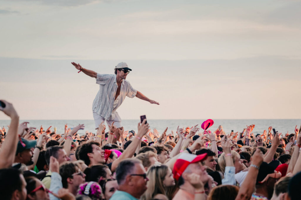 Apmeklētāji un skatuve festivālā “Summer Sound” Liepājas pludmalē