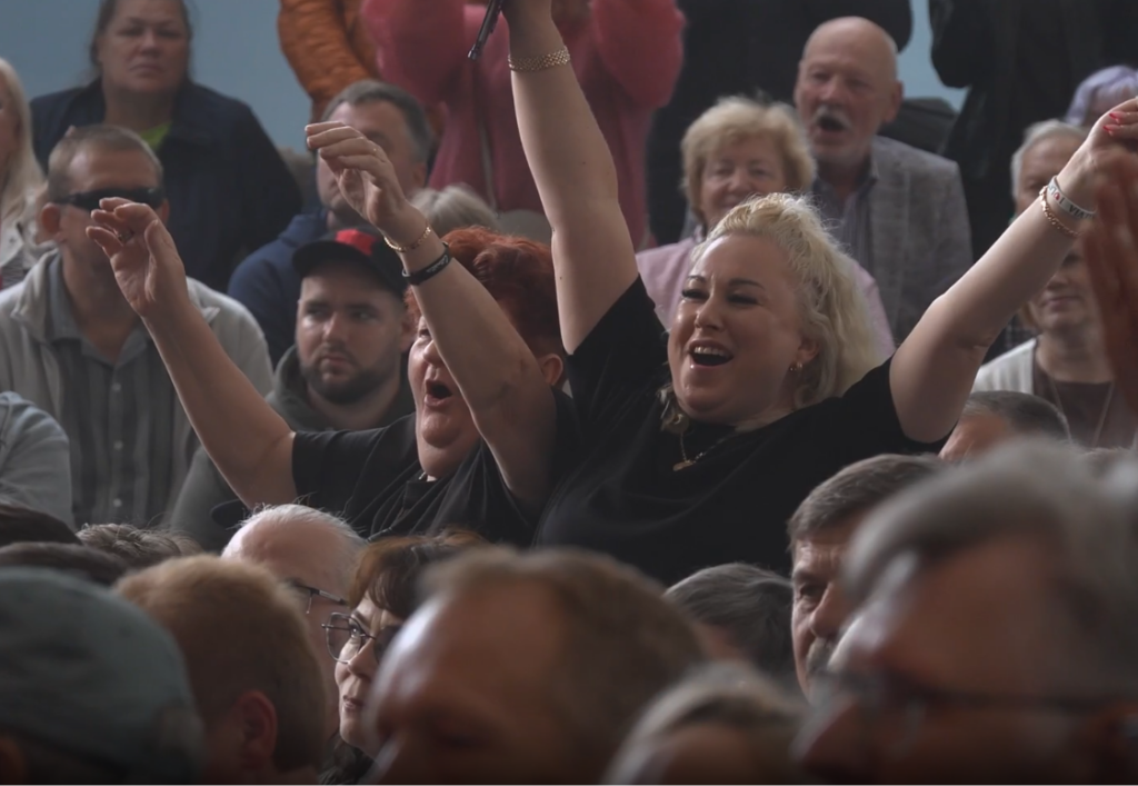 Grupas "Līvi" 50 gadu jubilejas koncerts Liepājā pulcē dažādu paaudžu klausītājus