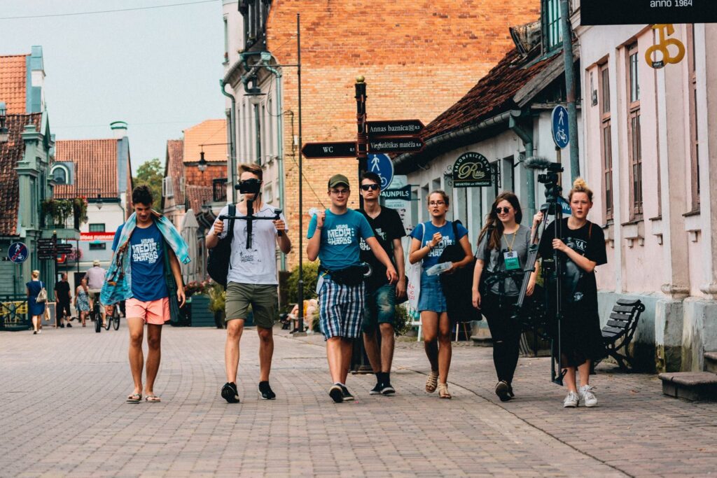 Jaunieši piedalās mediju nometnē “Young Media Sharks”.