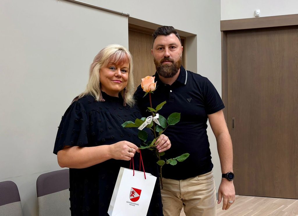 Jaunā Rucavas pamatskolas direktore Līga Jaunzeme un Dienvidkurzemes novada priekšsēdētājs Andris Jankovskis.
