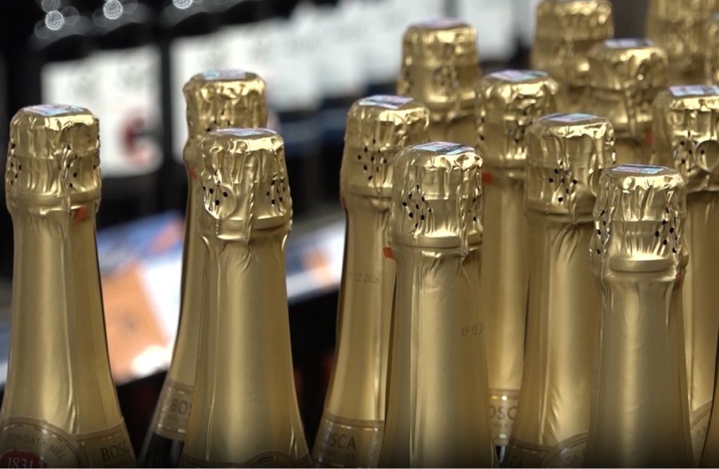 Alkoholisko dzērienu plaukts Latvijas pārtikas veikalā