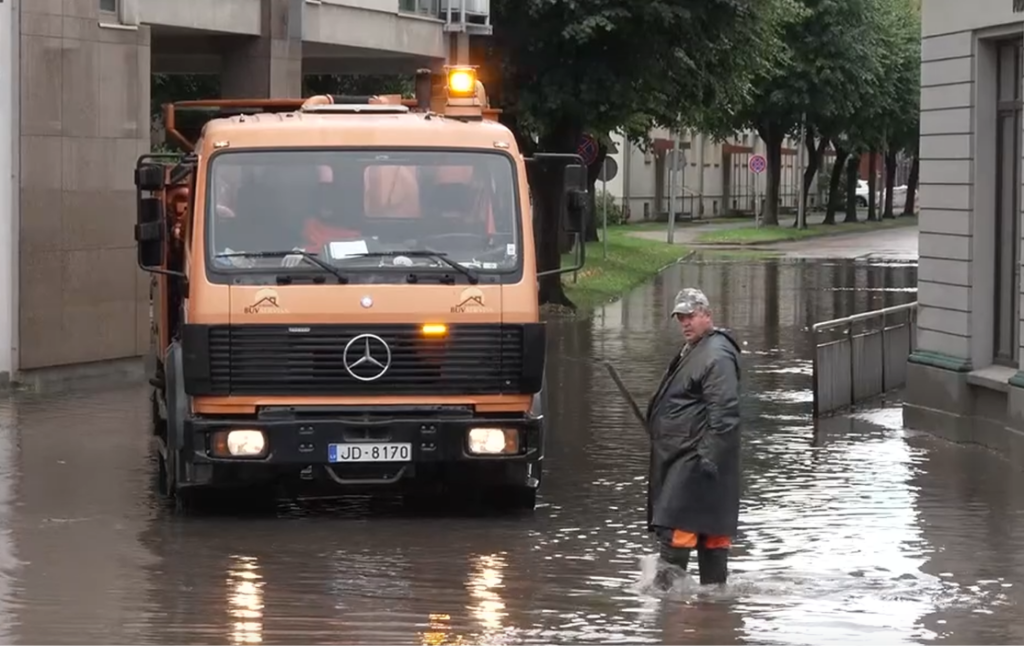 : Spēcīgu lietavu laikā applūdis ielas krustojums Liepājā